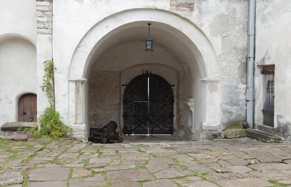 Вход в арку со старым замком — стоковое фото