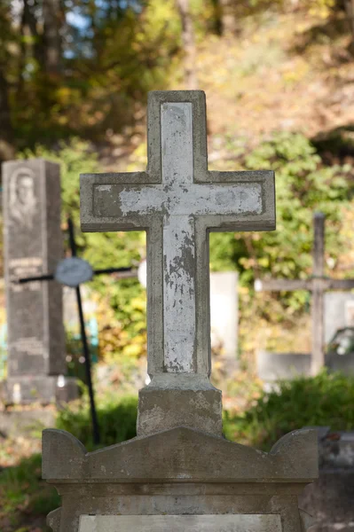 Старий хрест на кладовищі — стокове фото