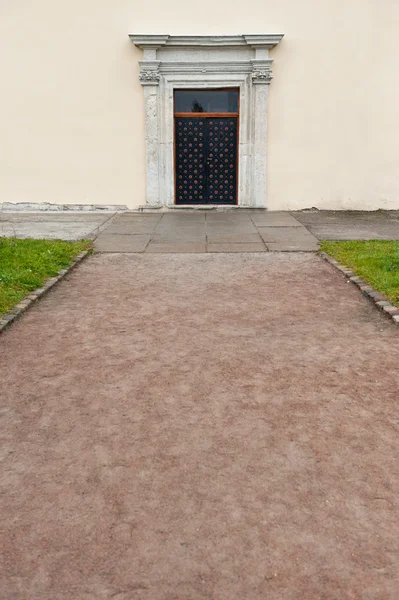 Σιδερένιες πόρτες, εισόδου σε ένα κτίριο — Φωτογραφία Αρχείου