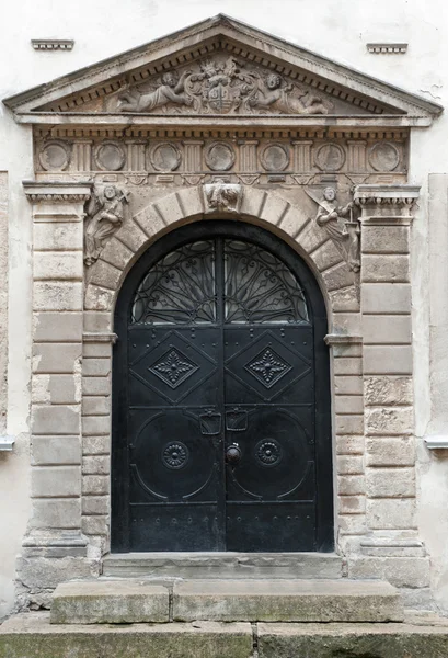 Portas de ferro, entrada num edifício — Fotografia de Stock