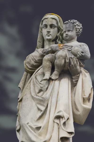 墓地の子供を持つ女性の記念碑 — ストック写真