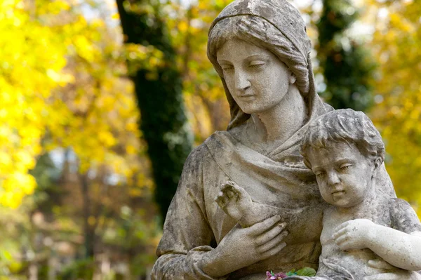 Пам'ятник жінці з дитиною на кладовищі — стокове фото