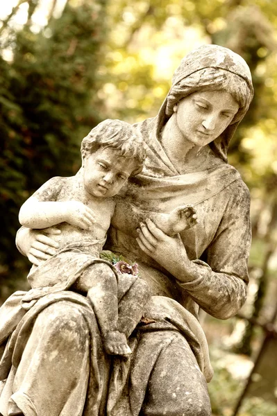 Monumento de la mujer con el niño en un cementerio — Foto de Stock