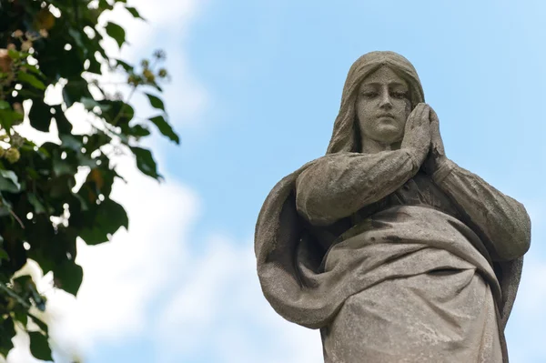 Monument Dame de Guadalupe sur un cimetière — Photo