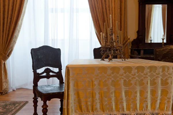 Старовинна кімната зі столом і стільцем — стокове фото