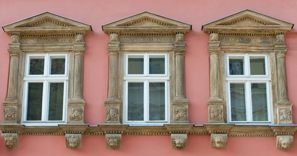 Фасад здания с окнами — стоковое фото