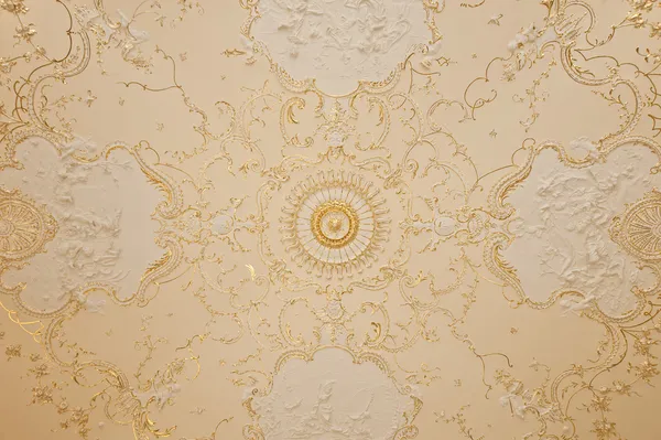 Потолки с золотыми украшениями — стоковое фото