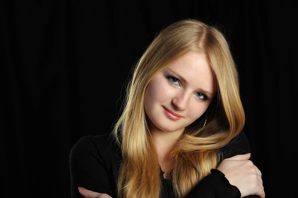 Porträt des hübschen jungen Mädchens der Blondine — Stockfoto