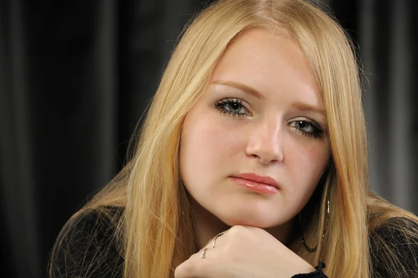 Portret dziewczyny całkiem Młoda blondynka — Zdjęcie stockowe