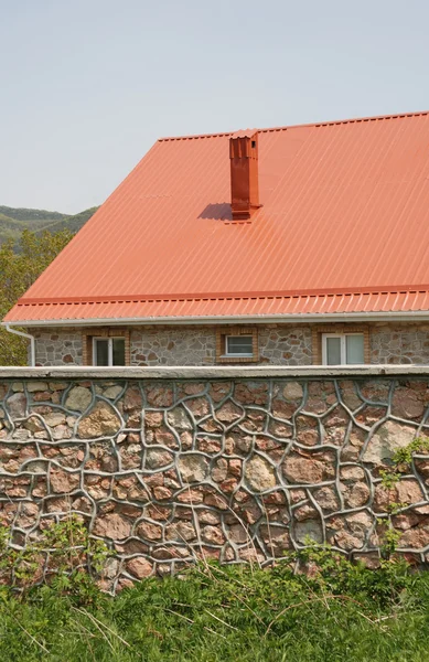 赤い屋根と石フェンス — ストック写真