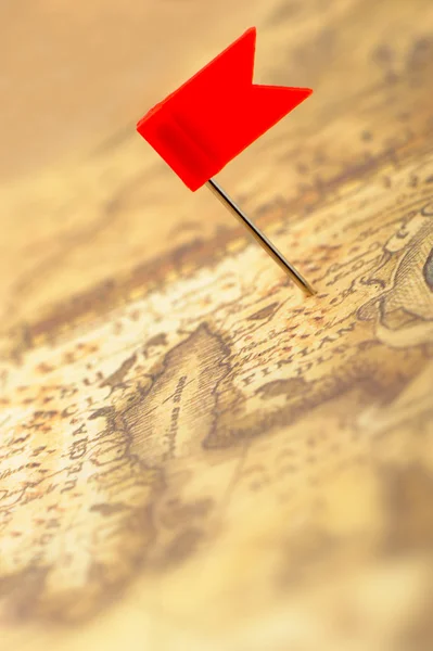 PIN eski harita üzerinde kırmızı bayrak — Stok fotoğraf