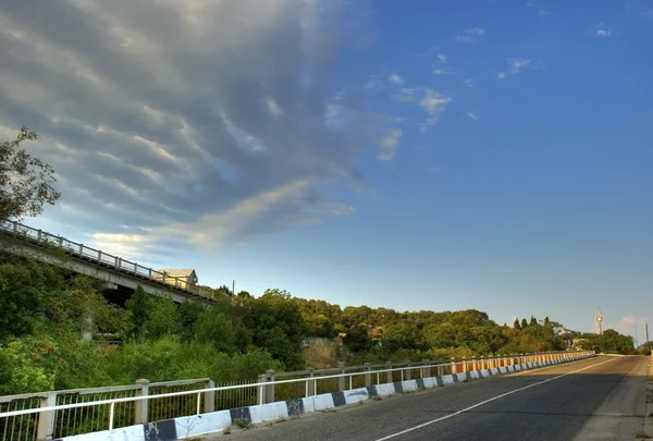 Дорога с футуристическими облаками — стоковое фото