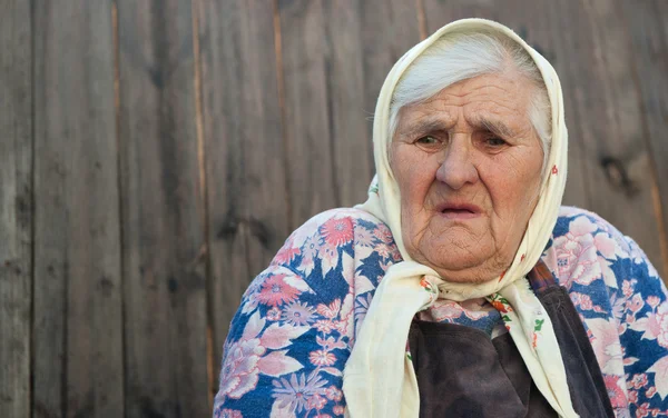 En gammal kvinna ålder 84 år — Stockfoto