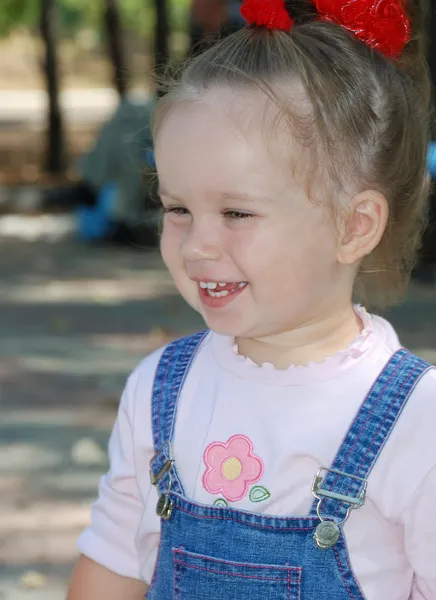 Kleines lachendes Mädchen — Stockfoto