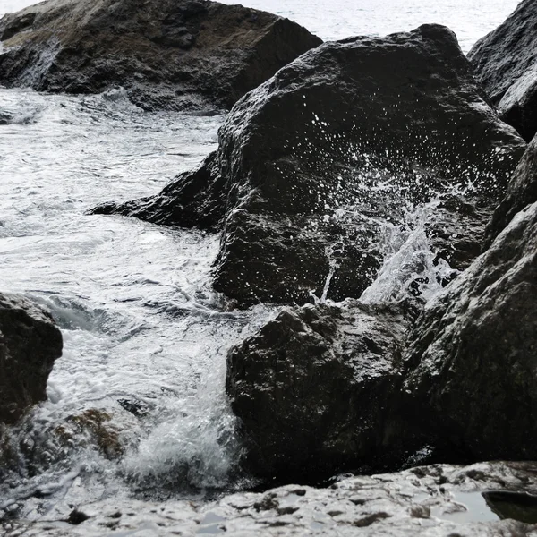 Splash de ondas sobre pedras costeiras — Fotografia de Stock