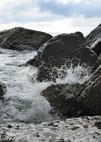 Splash of waves about coastal stones — Stock Photo, Image