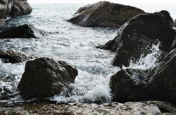 Splash of waves about coastal stones — Stock Photo, Image