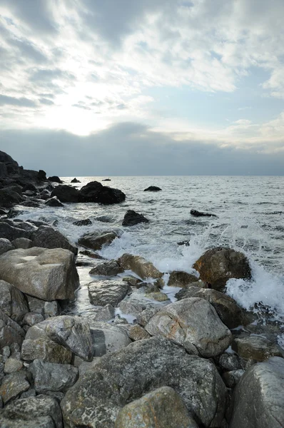 Šplouchání vln o pobřežních kamenech — Stock fotografie