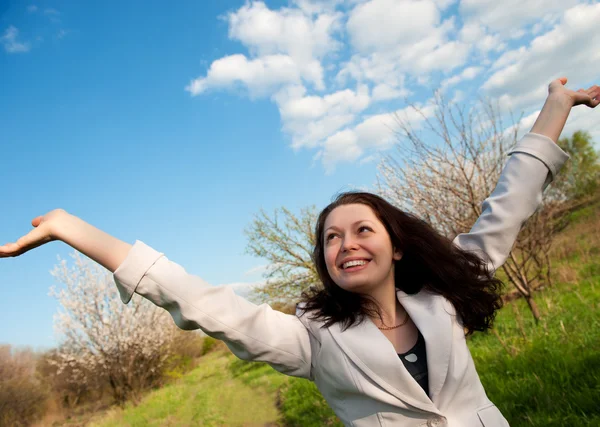 A mulher atraente feliz com as mãos levantadas — Fotografia de Stock