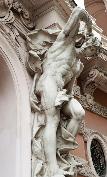 Estatuas del hombre apoyando un balcón — Stok fotoğraf