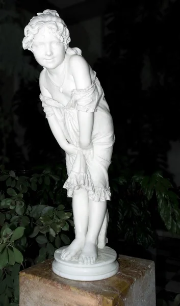 Estátua da jovem 2 — Fotografia de Stock