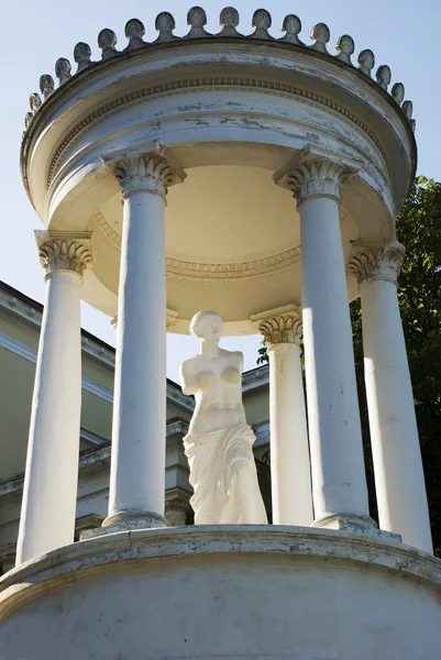 Statue of Venus in summer house. — Stock Photo, Image