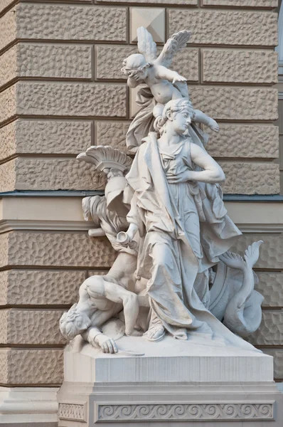 Статуя здания оперы — стоковое фото