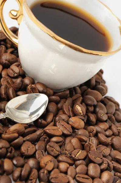 スタイリッシュなコーヒー カップの銀のスプーンと種子 — ストック写真