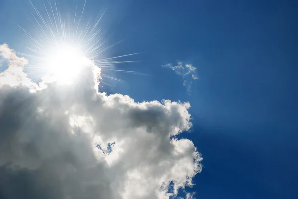 Solen strålar och moln — Stockfoto