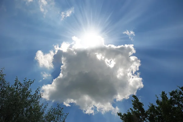 Solen strålar och moln — Stockfoto
