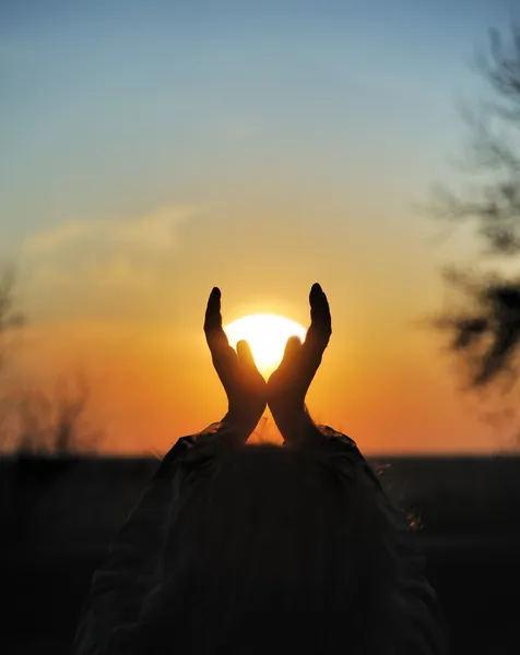 Pôr do sol nas mãos — Fotografia de Stock