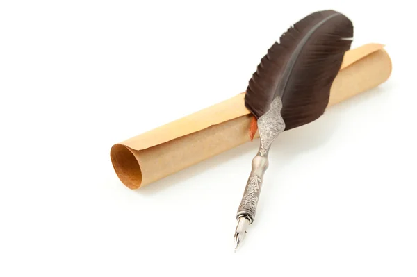Penna toll és a pergamen roll. elszigetelt fehér — Stock Fotó