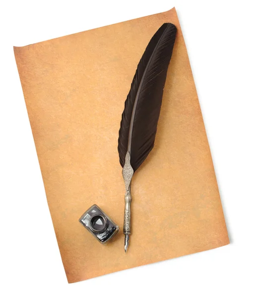 Pluma pluma y tintero en un papel viejo — Foto de Stock