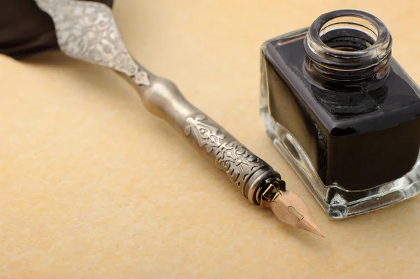 Penna toll és egy régi papír inkwell — Stock Fotó