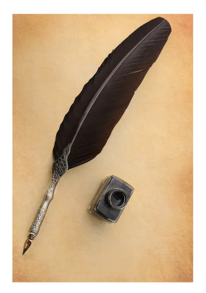 기 털 퀼 및 오래 된 종이에 잉크병 — 스톡 사진