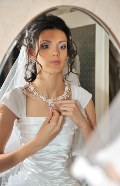 Nevěsta před zrcadlem — Stock fotografie