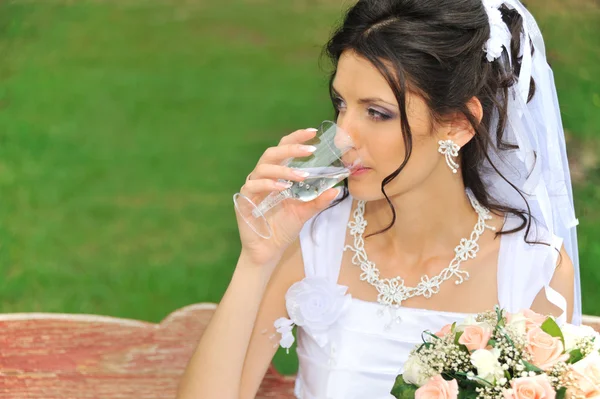 Невеста пьет шампанское — стоковое фото