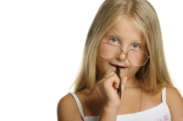 Задумчивая девушка блондинка в очках и с ручкой — стоковое фото