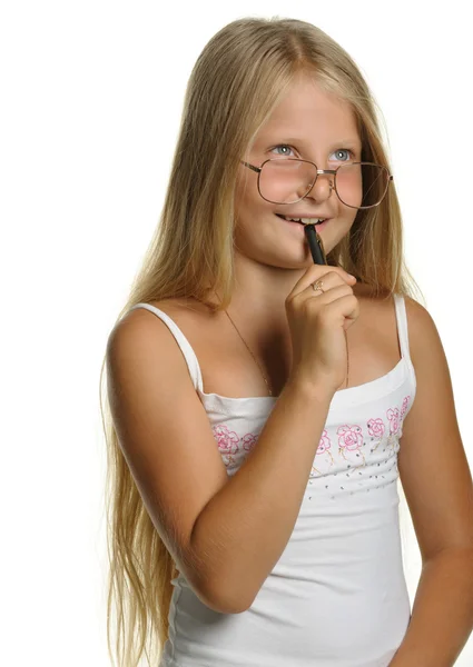 A menina pensativa a loira em copos e com caneta — Fotografia de Stock