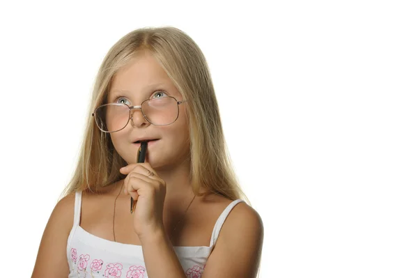 La muchacha reflexiva la rubia en las gafas y con la pluma —  Fotos de Stock