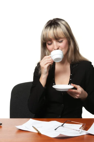 Die Geschäftsfrau trinkt Kaffee am Arbeitsplatz — Stockfoto