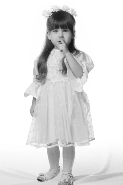 A menina e sinal quietude preto e branco — Fotografia de Stock