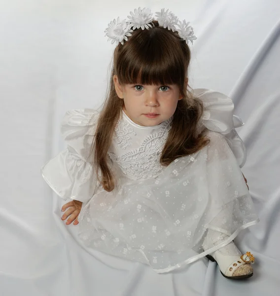 Beyaz Saten üzerine beyaz elbiseli kız — Stok fotoğraf