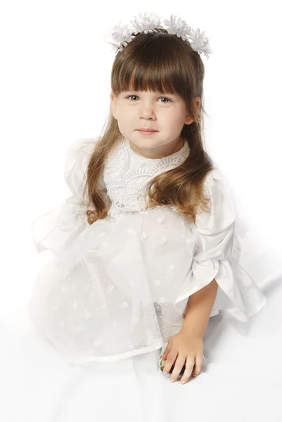 Das Mädchen im weißen Kleid — Stockfoto