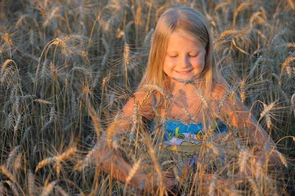 Das Mädchen im Korn. — Stockfoto