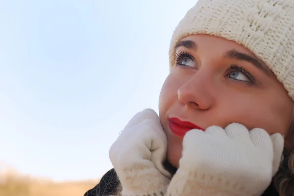 A menina em roupas de inverno — Fotografia de Stock