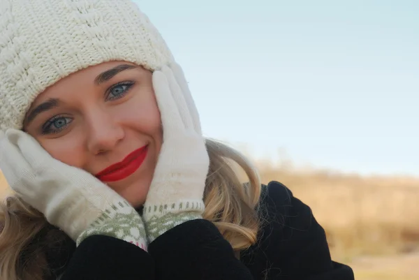 Das Mädchen in Winterkleidung — Stockfoto