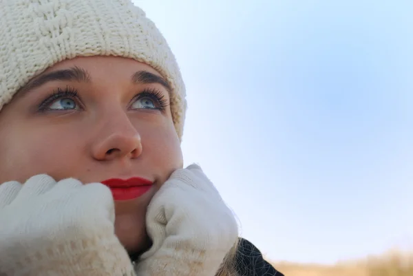 Het meisje in winterkleren — Stockfoto
