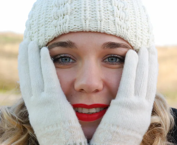 Дівчина в зимових рукавичках — стокове фото