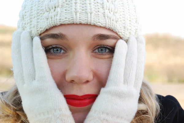 Het meisje in winter handschoenen — Stockfoto